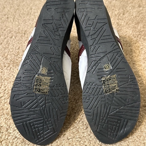 Journee Collection Footwear Trayle Wine Wedge Sandals Size: 6 - Picture 4 of 6